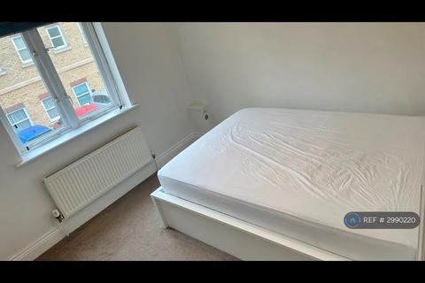 2 bedroom flat to rent, Hodge Court, Chelmsford, CM1