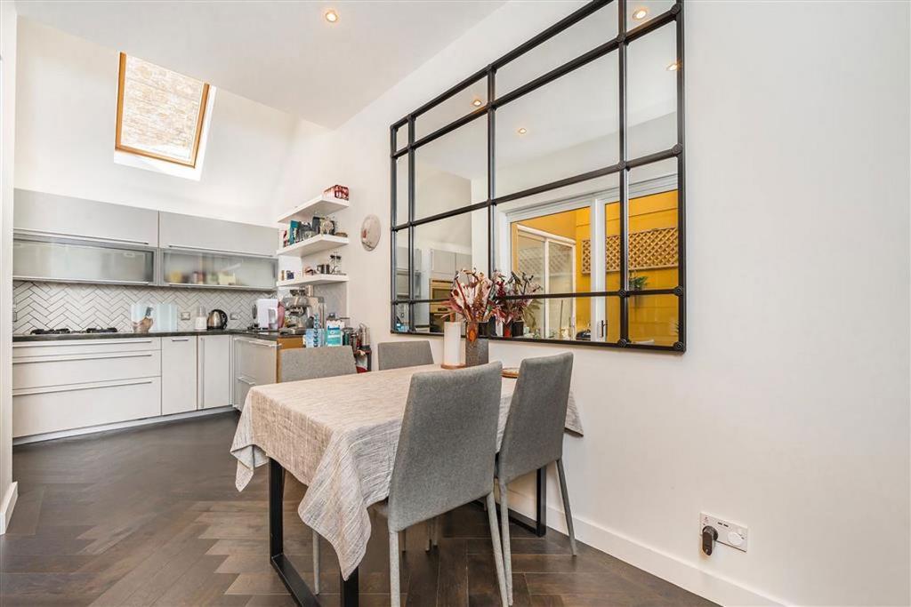 House in London - View 2