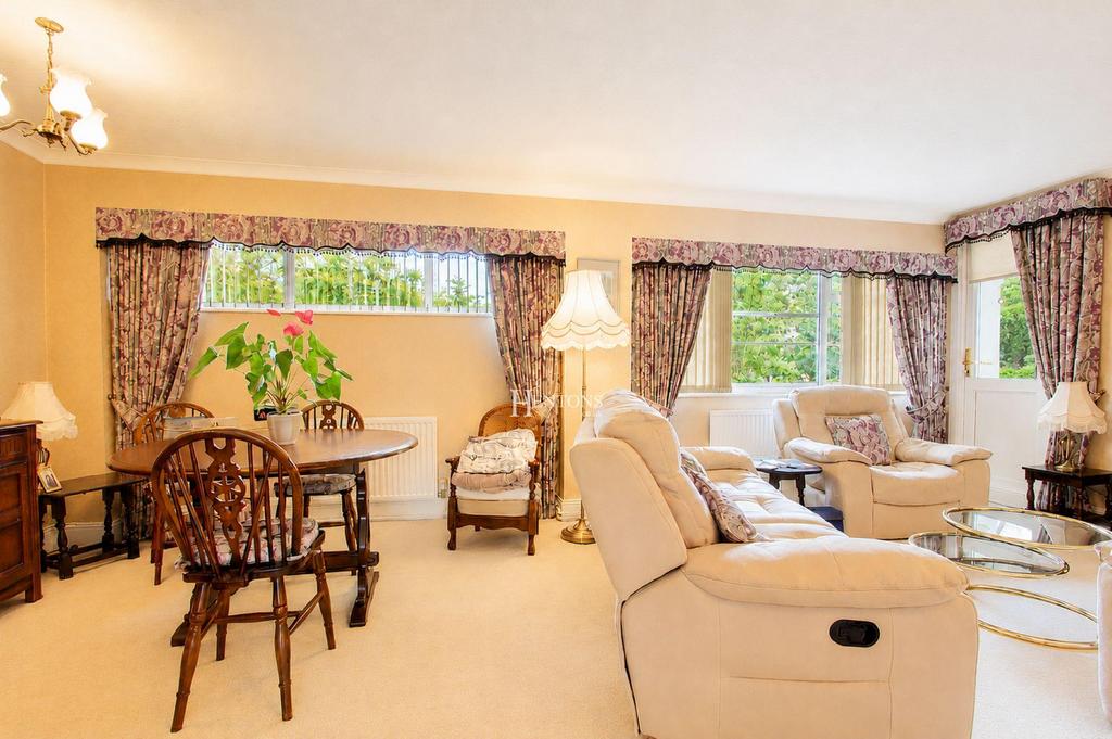 Apartment in Cardiff, Lakeside, Cyncoed - View 4