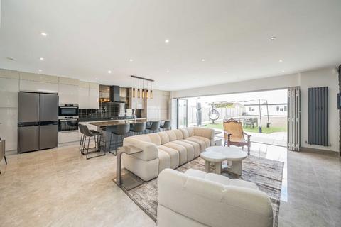 4 bedroom house to rent, Harlington Road, Uxbridge UB8