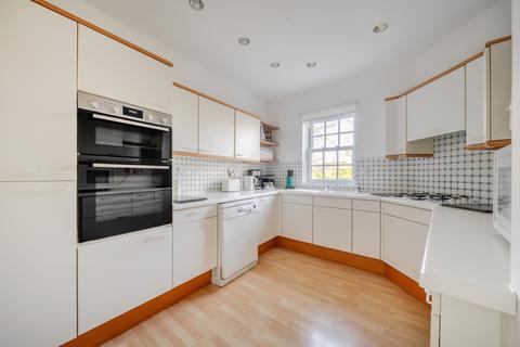 4 bedroom townhouse to rent, Queens Acre Windsor SL4