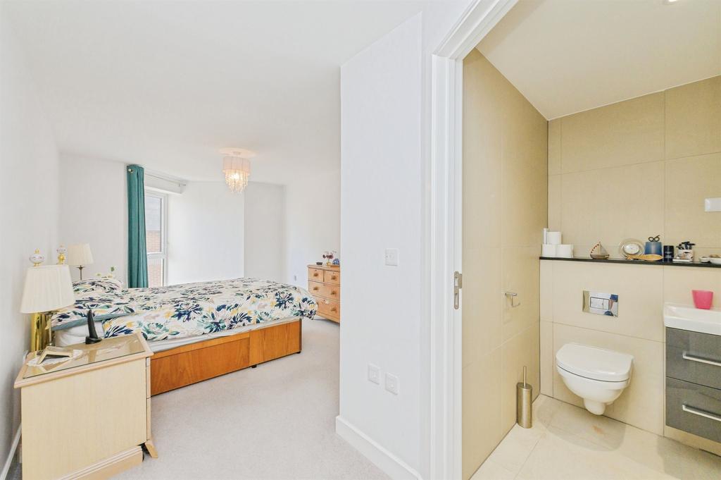 Master bedroom, en suite