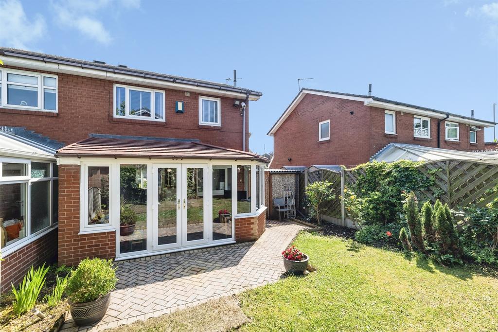 House in Leeds, Morley - View 2