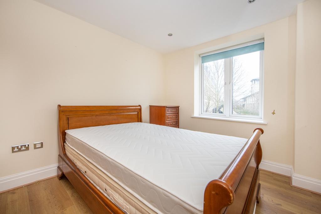 Apartment in Richmond - View 4