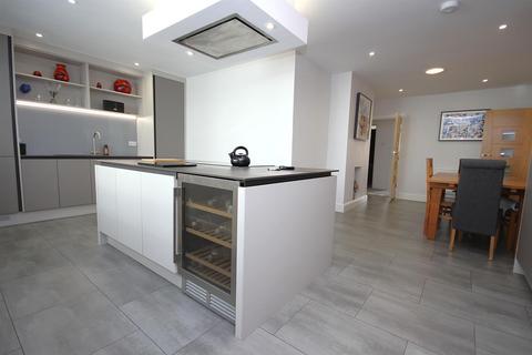 2 bedroom detached bungalow for sale, Botley Road, Burridge, Southampton