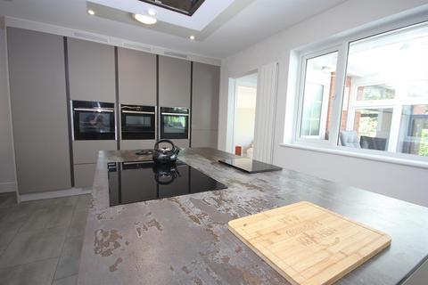 2 bedroom detached bungalow for sale, Botley Road, Burridge, Southampton