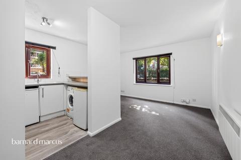 1 bedroom ground floor flat for sale, St. Christophers Gardens, Thornton Heath