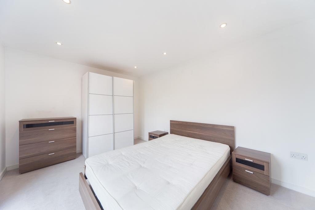 Apartment in Oval - View 4