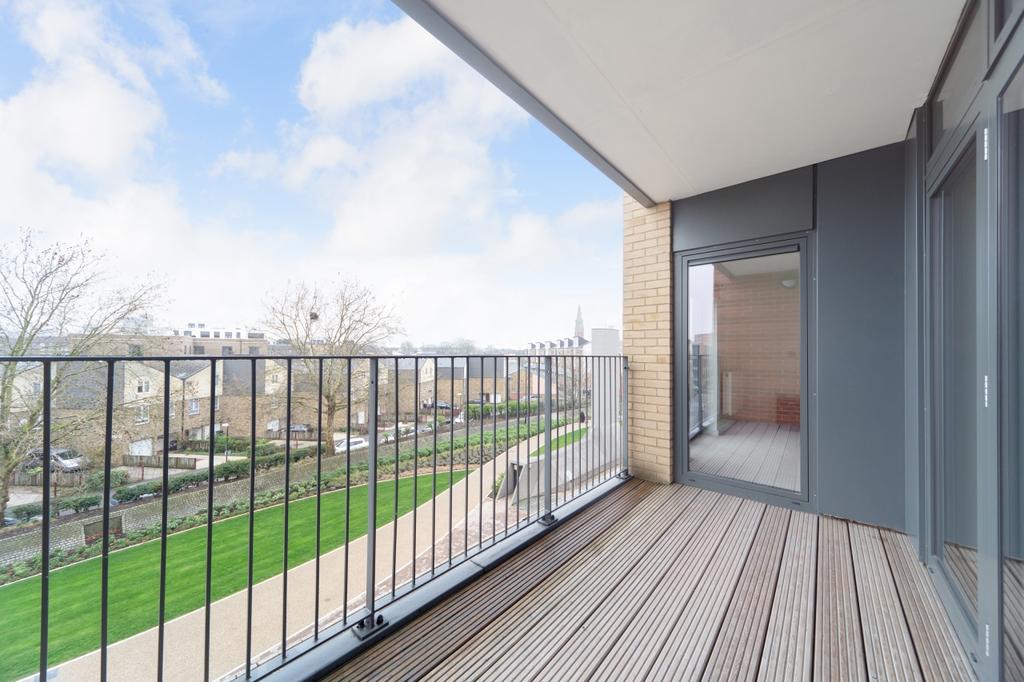 Apartment in Oval - More