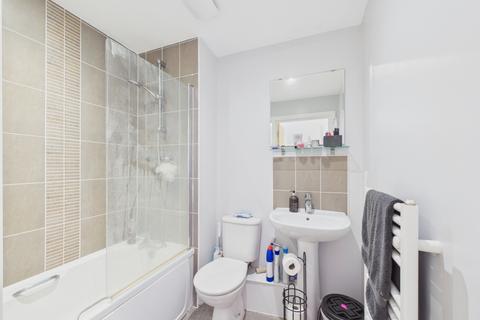 2 bedroom flat to rent, Mistletoe Court, Swindon SN1