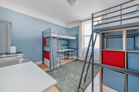 1 bedroom in a house share to rent, 231 Earls Court Road