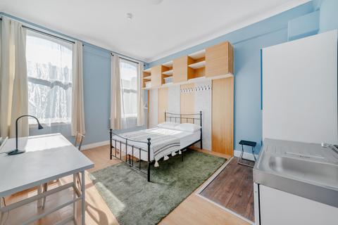 1 bedroom in a house share to rent, 231 Earls Court Road