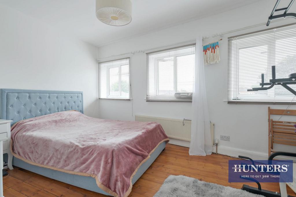 House in Worcester Park - More