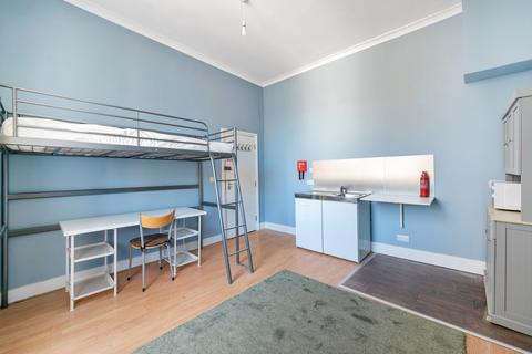1 bedroom in a house share to rent, 231 Earls Court Road