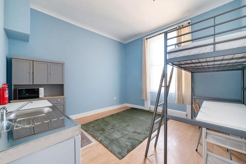 1 bedroom in a house share to rent, 231 Earls Court Road