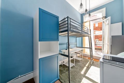 1 bedroom in a house share to rent, 231 Earls Court Road