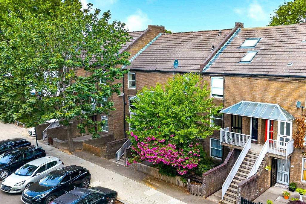 Detached house exterior, driveway