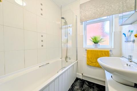 2 bedroom flat to rent, To Let - Warren Court Westcliffe Road Birkdale PR8 - 2 Bed Ground Floor Apt