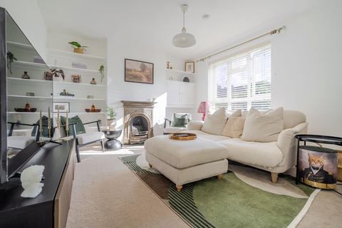 3 bedroom semi-detached house to rent, Fairlight Avenue, Windsor