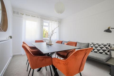 3 bedroom semi-detached house to rent, Fairlight Avenue, Windsor