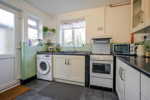 3 bedroom semi-detached house to rent, Fairlight Avenue, Windsor