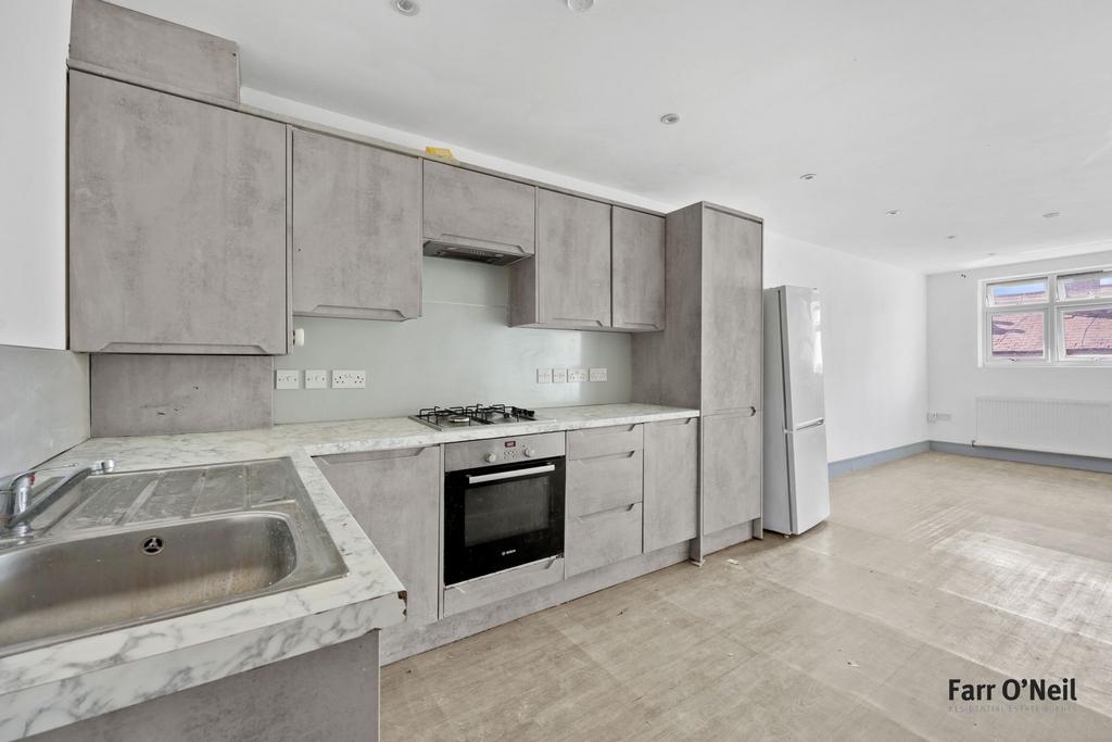 Apartment in Buckhurst Hill - View 2