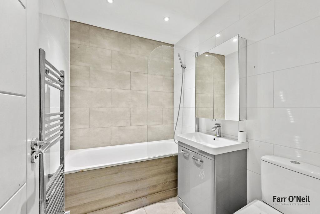 Apartment in Buckhurst Hill - View 3