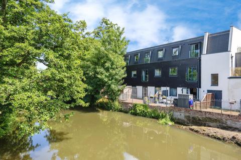 2 bedroom flat for sale, Flambard Way, Godalming, Surrey, GU7