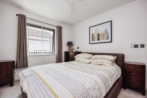 2 bedroom flat for sale, Flambard Way, Godalming, Surrey, GU7
