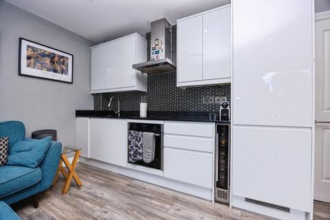 2 bedroom flat for sale, Flambard Way, Godalming, Surrey, GU7