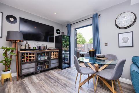 2 bedroom flat for sale, Flambard Way, Godalming, Surrey, GU7