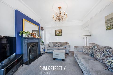 3 bedroom detached house for sale, Wykeham Avenue, Hornchurch, RM11