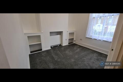 2 bedroom flat to rent, Windmill Street, Gravesend, DA12