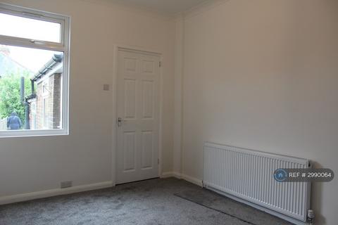 2 bedroom terraced house to rent, Strathmore Avenue, Luton, LU1