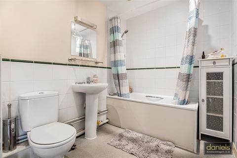 2 bedroom flat for sale, Roxborough Road, Harrow