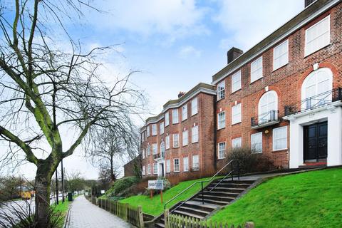 2 bedroom flat to rent, Aylmer Road, Highgate, London, N2