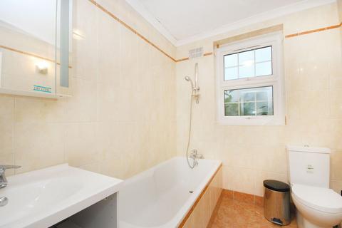 2 bedroom flat to rent, Aylmer Road, Highgate, London, N2