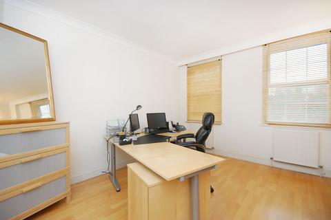 2 bedroom flat to rent, Aylmer Road, Highgate, London, N2