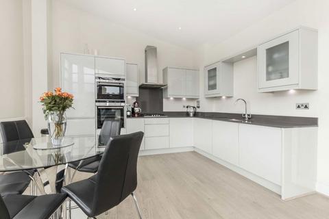 2 bedroom flat to rent, Railshead Road, Isleworth TW7