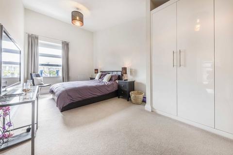2 bedroom flat to rent, Railshead Road, Isleworth TW7