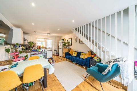 2 bedroom semi-detached house to rent, Woodstock Avenue, Isleworth TW7