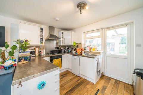 2 bedroom semi-detached house to rent, Woodstock Avenue, Isleworth TW7