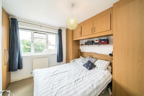 2 bedroom semi-detached house to rent, Woodstock Avenue, Isleworth TW7