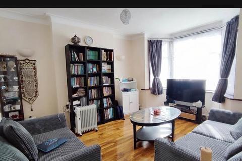 1 bedroom in a house share to rent, Sheringham Avenue, London E12