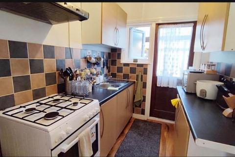 1 bedroom in a house share to rent, Sheringham Avenue, London E12