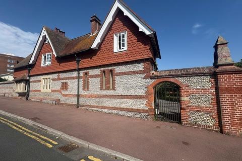 3 bedroom flat to rent, South Lodge, Eastbourne, BN20