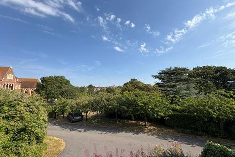 3 bedroom flat to rent, South Lodge, Eastbourne, BN20