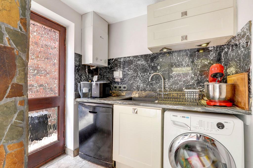 House in Nottingham, Porchester Gardens, Woodthorpe - More