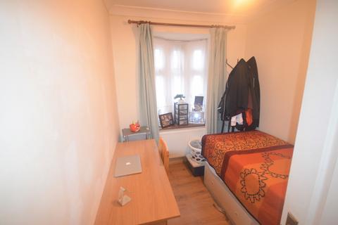 3 bedroom terraced house to rent, Malvern Drive, IG3 9DP