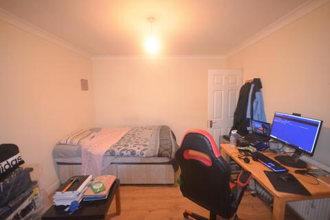 3 bedroom terraced house to rent, Malvern Drive, IG3 9DP